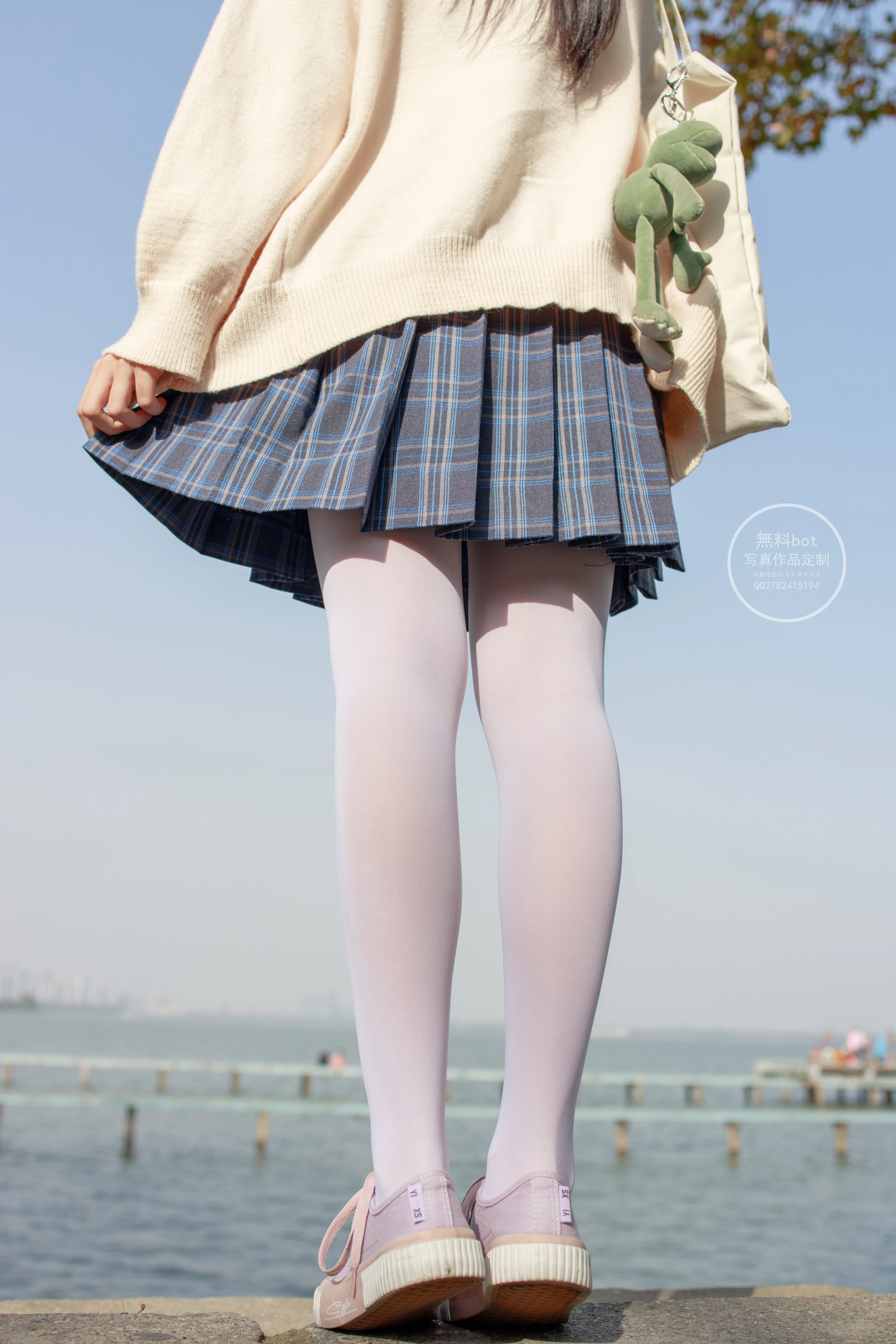 森萝财团 有料004  依依 湖边JK白丝 [77P]插图5
